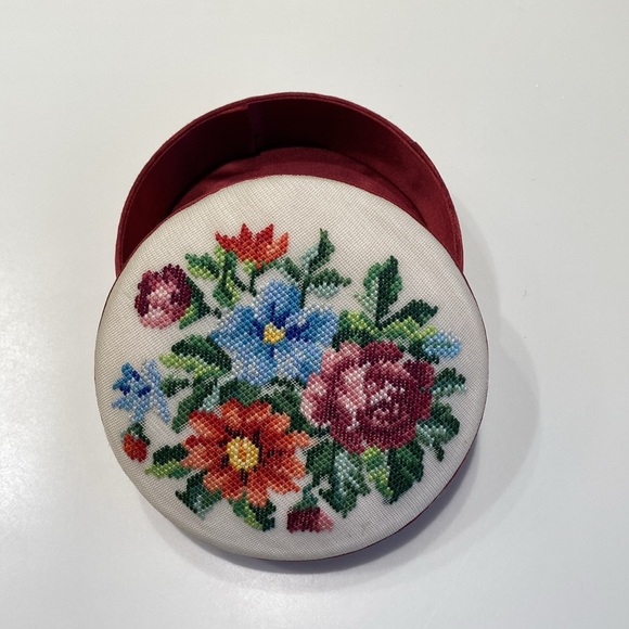 Round Tapestry Needlepoint Storage Keepsake Jewelry Trinket Box - Picture 2 of 8